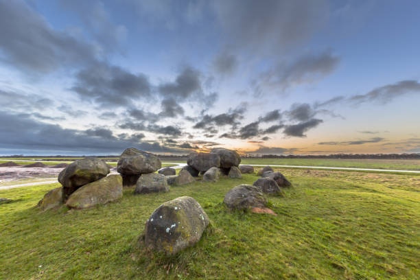 hunnic monolithischen dolmen - hünengrab stock-fotos und bilder