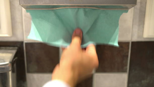 ręczne wybieranie ręcznika papierowego - paper towel hygiene public restroom cleaning zdjęcia i obrazy z banku zdjęć