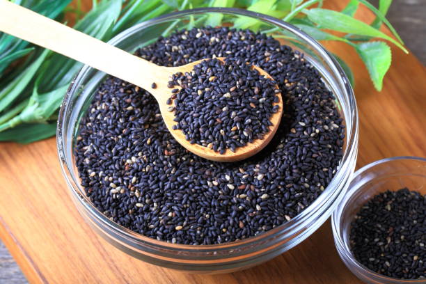 semillas de sésamo negro - sesame seed spoon scoop fotografías e imágenes de stock