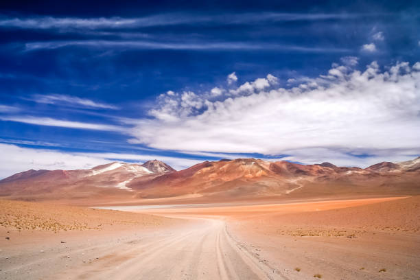 areia e cascalho estrada deserta através do altiplano - bizarre landscape sand blowing - fotografias e filmes do acervo