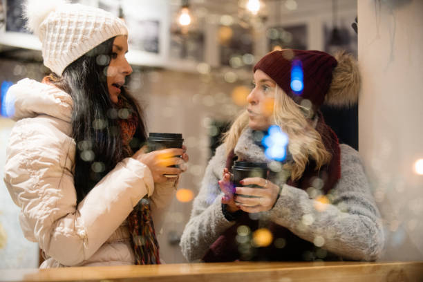 weihnachts-shopping mit zwei jungen frauen - communication discussion coffee christmas stock-fotos und bilder
