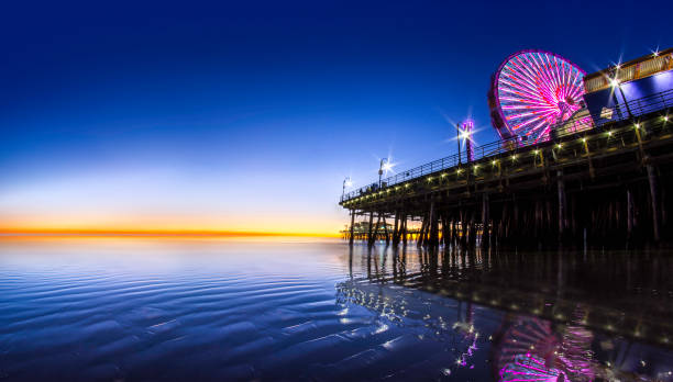 santa monica pier con el fondo del texto espacio - santa monica city of los angeles night los angeles county fotografías e imágenes de stock