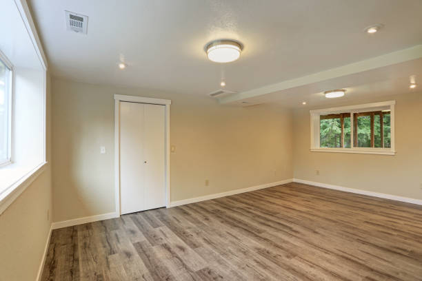 istock Bright beige large empty room with hardwood floor 887722944