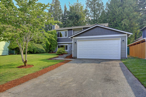 istock Lovely grey rambler house exterior features grey siding 887731858