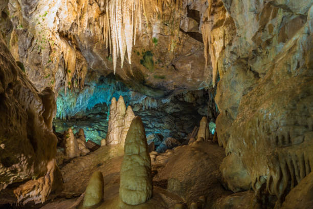 stalaktiten und stalagmiten - stalagmite stock-fotos und bilder