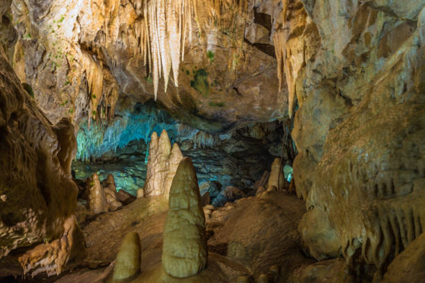 estalactites e estalagmites - stalactite - fotografias e filmes do acervo