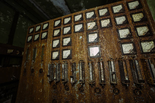 버려진된 공장 이나 벙커에 오래 된 녹슨 전기 스위치 - switchboard operator 이미지 뉴스 사진 이미지