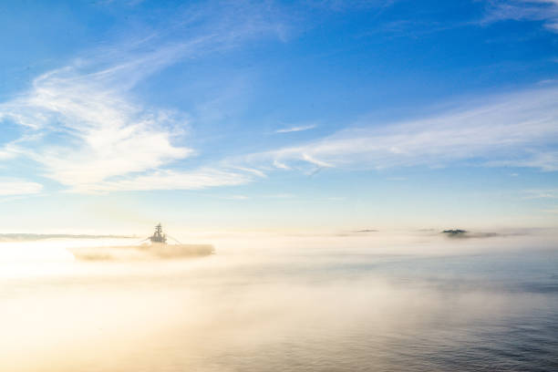 schlachtschiff im nebel - battleship armed forces canada sunlight stock-fotos und bilder