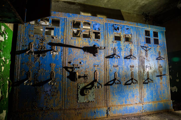 廃工場またはバンカリング ・ サイトで古いさびた配電盤 - switchboard operator ストックフォトと画像