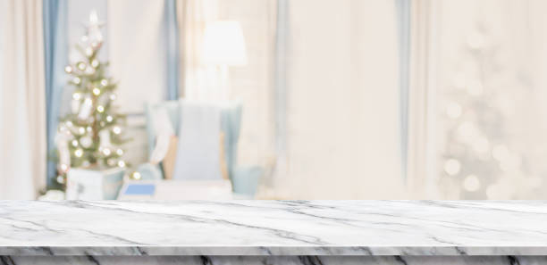 Empty white marble table top with abstract warm living room decor with christmas tree blur background with bokeh light,Holiday backdrop,Mock up banner for display of advertise product ,luxury house mesa de mármol blanco vacío superior con decoración abstracta cálida sala de estar con árbol de navidad desenfocar fondo bokeh luz, telón de fondo de vacaciones, simulado pancarta para la visualización de publicidad producto, casa de lujo.