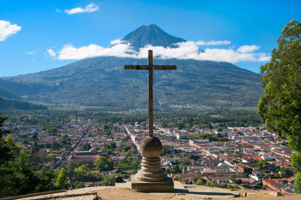 アンティグア、グアテマラの十字架の丘からの眺め - 西グアテマラ アンティグア ストックフォトと画像