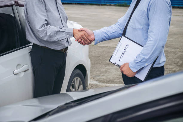 istock Insurance Agent and customer shaking hands, Traffic Accident and insurance concept 887801666