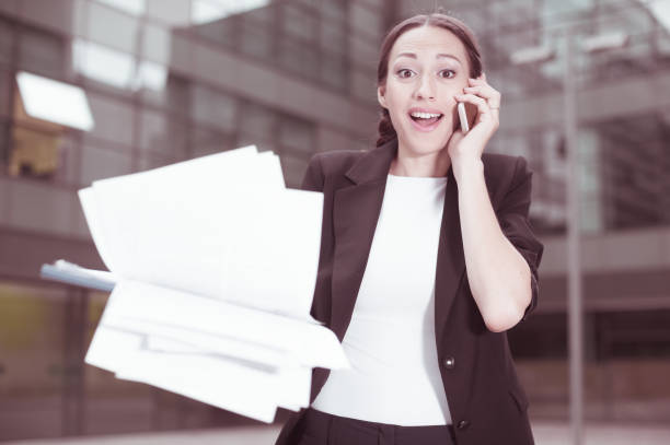 administrador de mujer es feliz después de acuerdo sobre la transacción exitosa - success signing businesswoman serious fotografías e imágenes de stock