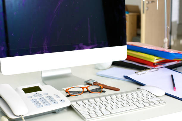 mesa de escritório com bloco de papel em branco e computador portátil - dominique strauss kahn - fotografias e filmes do acervo