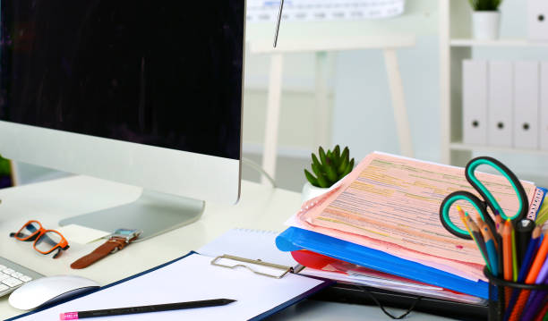 mesa de escritório com bloco de papel em branco e computador portátil - dominique strauss kahn - fotografias e filmes do acervo