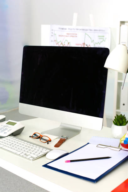 mesa de escritório com bloco de papel em branco e computador portátil - dominique strauss kahn - fotografias e filmes do acervo