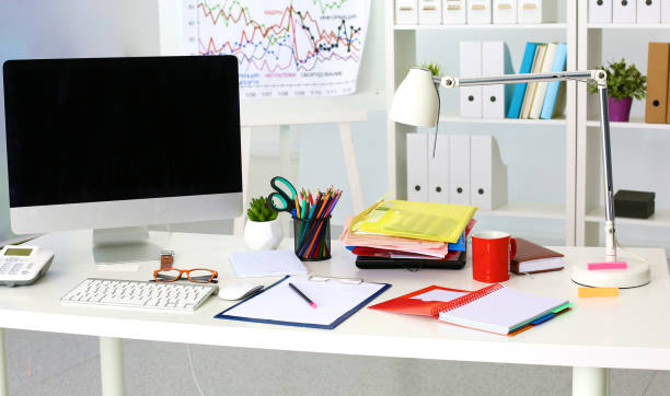 mesa de escritório com bloco de papel em branco e computador portátil - dominique strauss kahn - fotografias e filmes do acervo