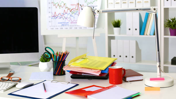 mesa de escritório com bloco de papel em branco e computador portátil - dominique strauss kahn - fotografias e filmes do acervo