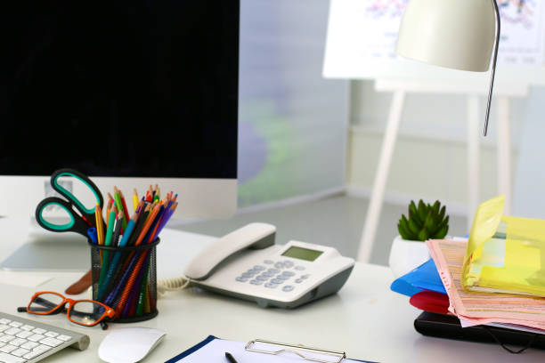 mesa de escritório com bloco de papel em branco e computador portátil - dominique strauss kahn - fotografias e filmes do acervo