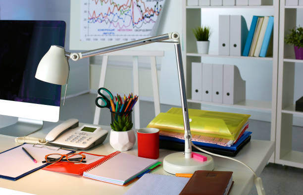 mesa de escritório com bloco de papel em branco e computador portátil - dominique strauss kahn - fotografias e filmes do acervo