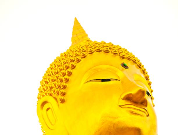 bouddha en or sur fond blanc. - bodhgaya architecture image human age photos et images de collection