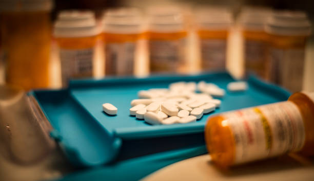 pharmacie comprimés compte - narcotic prescription medicine pill bottle medicine photos et images de collection