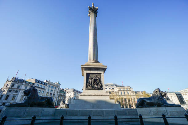 londra / regno unito - 17 novembre 2017: monumento a leone e palo a trafalgar square - il monumento di nelson foto e immagini stock