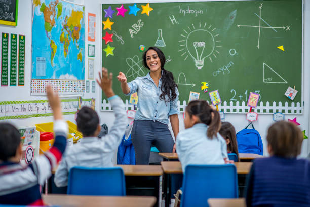 rispondere a una domanda - studying child female student foto e immagini stock