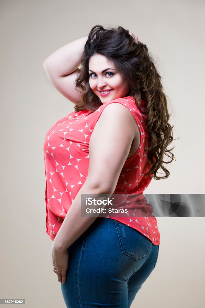 행복 더하기 크기 패션 모델 베이 지 바탕에 섹시 한 뚱뚱한 여자 곡선에 대한 스톡 사진 및 기타 이미지 - 곡선, 곱슬 머리, 과체중  - iStock 행복 더하기 크기 패션 모델 베이 지 바탕에 섹시 한 뚱뚱한 여자 곡선에 대한 스톡 사진 및 기타 이미지 - 곡선, 곱슬 머리, 과체중  - Istock