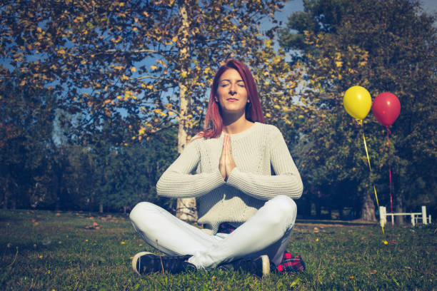 spokojny umysł, spokojna dusza! - zen like nature breathing exercise sitting zdjęcia i obrazy z banku zdjęć