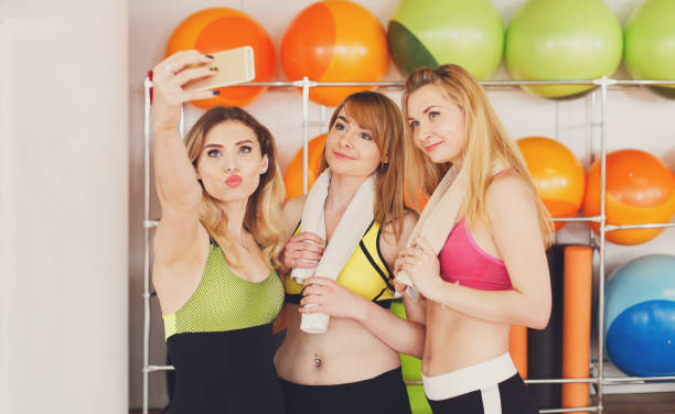 gruppo di ragazze in classe fitness che fanno selfi - 5487 foto e immagini stock