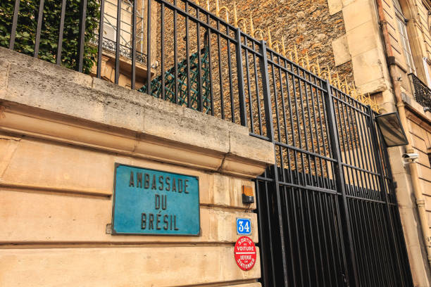 パリのブラジル大使館のエントリ - car door flash ストックフォトと画像