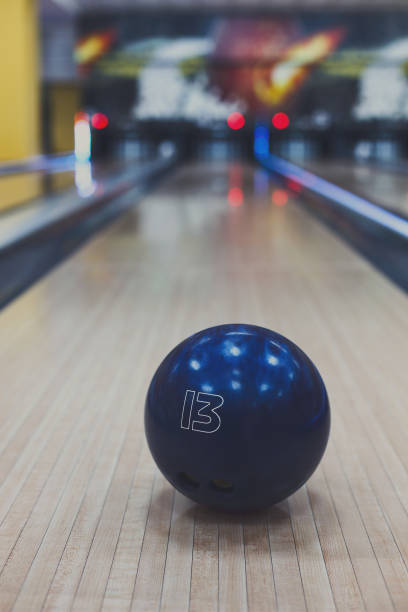 bowling ball closeup on lane background - boliche de dez paus imagens e fotografias de stock