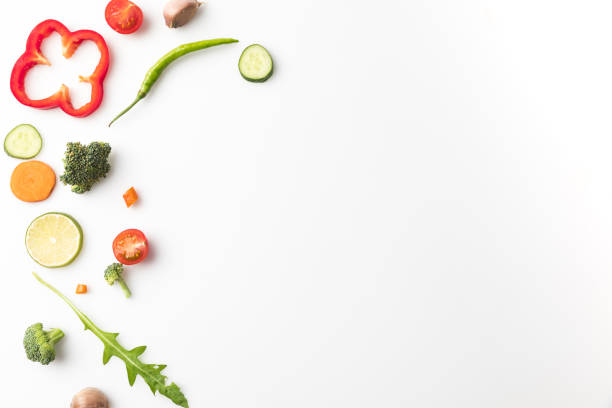 サラダのための野菜をカットします。 - ingredient broccoli cherry tomato carrot ストックフォトと画像