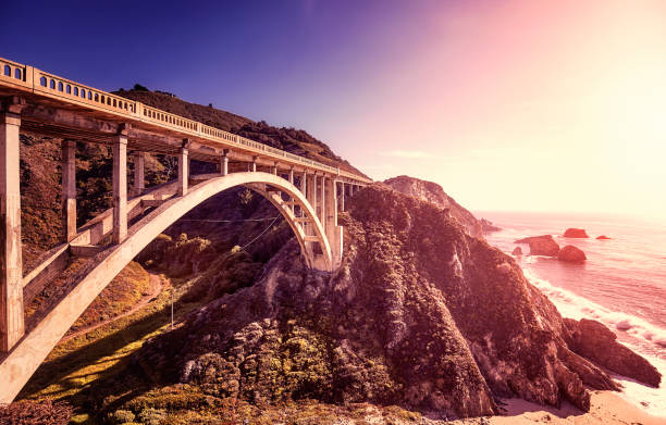 pacific coast highway en sunset, estados unidos. - bixby bridge fotografías e imágenes de stock