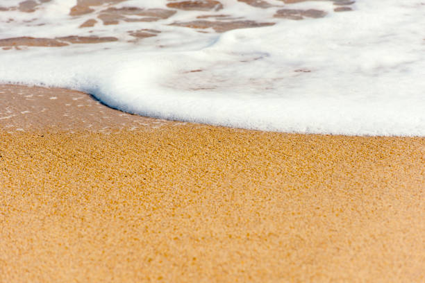 белая пена и лазурное море, песчаная и водяная пена, мягкая волна голубого океана и песчаный пляж - sandy brown bay beach sand стоковые фото и изображения