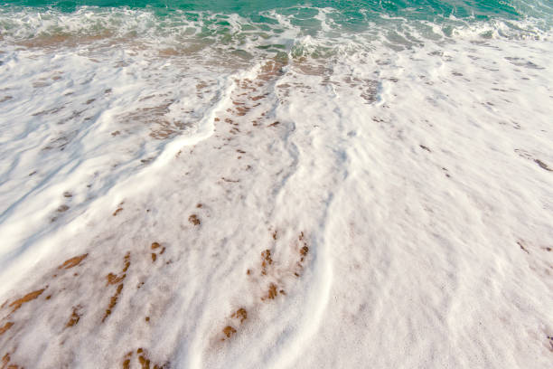 белая пена и лазурное море, песчаная и водяная пена, мягкая волна голубого океана и песчаный пляж - sandy brown bay beach sand стоковые фото и изображения