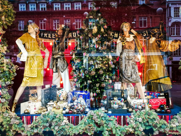 weihnachten einzelhandel anzeigen im schaufenster des kaufhauses selfridges, london, uk - store department store clothing store window display stock-fotos und bilder