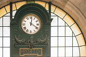 uhr-von-sao-bento-bahnhof-in-porto-portugal.jpg?b=1&s=170x170&k=20&c=gCPWinu9kGht1wSOp24CIklfP8tO0_UyM7d1d6_wIM8=