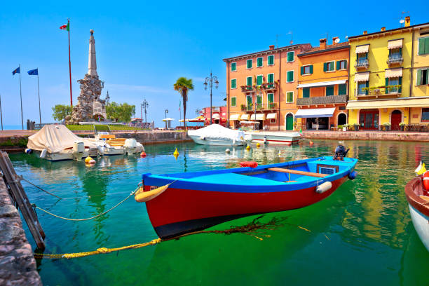 lazise turquesa puerto y vista del lago di garda, véneto de italia - 4453 fotografías e imágenes de stock