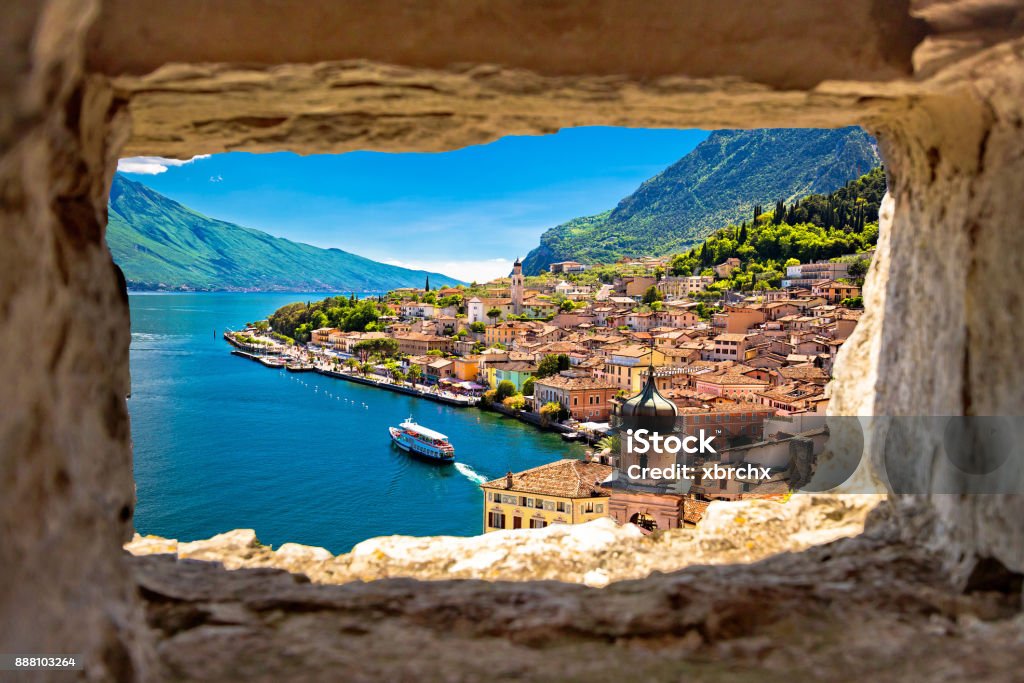 Vista di Limone sul Garda attraverso la finestra di pietra dalla collina, lago di Garda in Lombardia - Foto stock royalty-free di Lago di Garda Vista di Limone sul Garda attraverso la finestra di pietra dalla collina, lago di Garda in Lombardia - Foto stock royalty-free di Lago di Garda