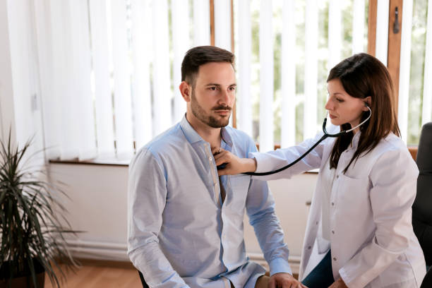 paciente masculino de visitar el consultorio del médico. - chest stethoscope medical exam men fotografías e imágenes de stock