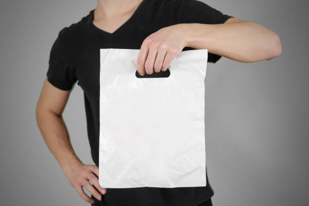 Man shows blank plastic bag mock up isolated. Empty white polyethylene package mockup. Consumer pack ready for logo design or identity presentation. Commercial product food packet handle. hombre muestra la bolsa de plástico en blanco mock up aislados. maqueta del paquete vacío de polietileno blanco. consumo paquete listo para la presentación de diseño o identidad del logotipo. mango de paquete de comida de producto comercial.