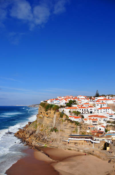 azenhas do mar, village perché sur une falaise au-dessus de l’océan atlantique, sintra, portugal - azenhas do mar photos et images de collection