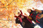 若い家族楽しんで秋付け日本のカエデ木