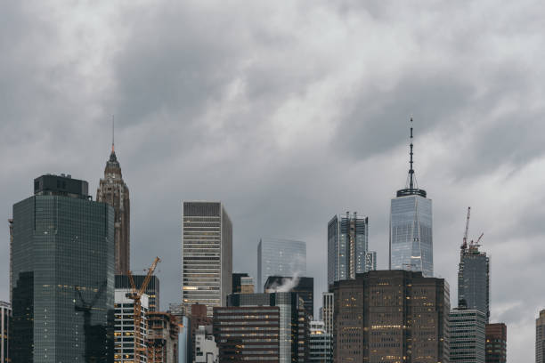 超高層ビルを manhattan ,new york - overcast day new york city manhattan ストックフォトと画像