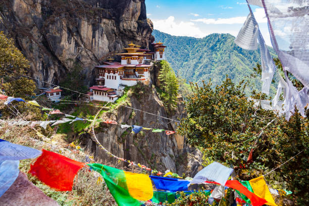 blick auf taktshang kloster auf dem berg - bhutan himalayas buddhism monastery stock-fotos und bilder