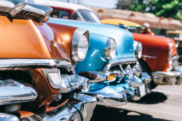 stary amerykański parking na ulicy hawany, kuba - cuba cuban culture car collectors car zdjęcia i obrazy z banku zdjęć