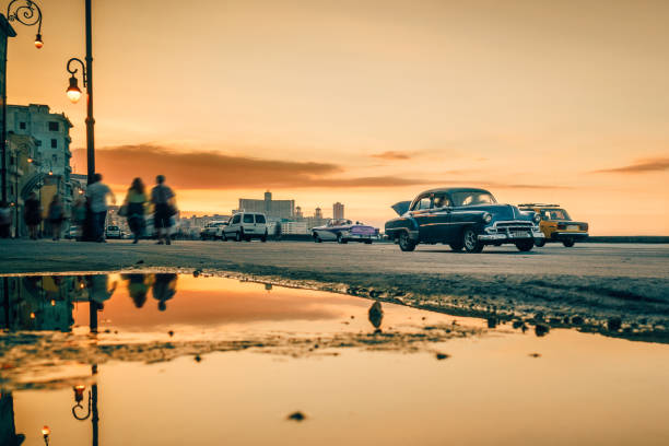 istock Havana´s promenade Malecon at sunset 888173144