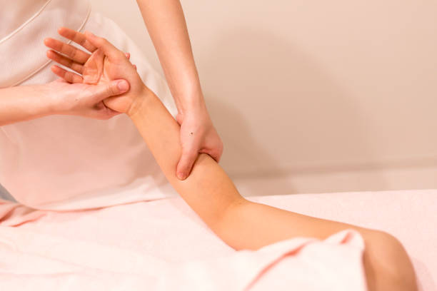 recevoir du pétrole femme massage sur bras - spa treatment health spa massage therapist women photos et images de collection